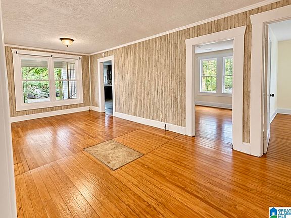 4th image of 110 Eighty Oaks Dr