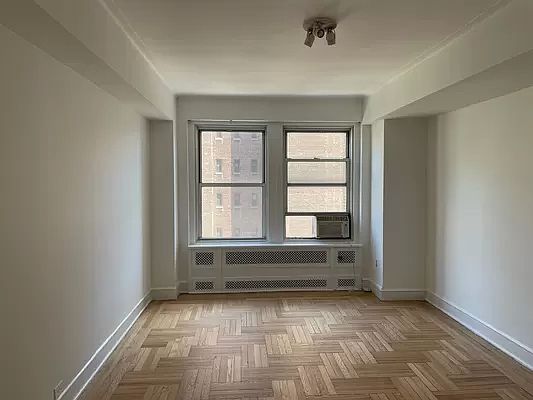 4th image of 433 W 34th St APT 9H