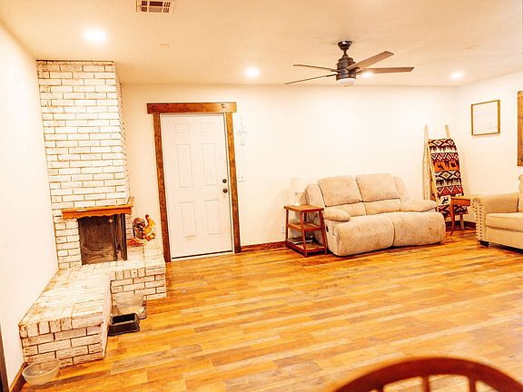 3rd image of 805 N Oakwood Rd