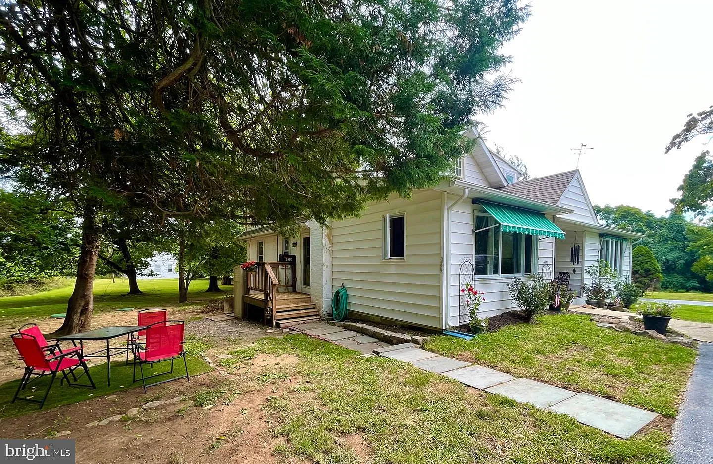 4 bed, 2.0 bath, 1952 sqft, $3,300 — Photo 2