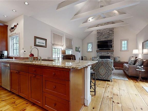 5th image of 38 E Hill Way