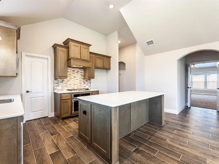 1304 Lancaster Dr — Photo 7