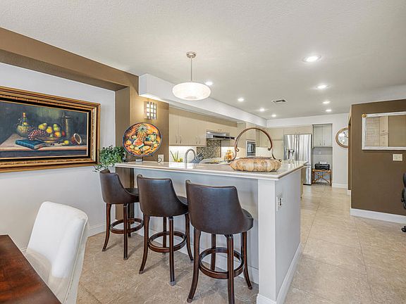 4th image of 208 Kavenish Dr #208