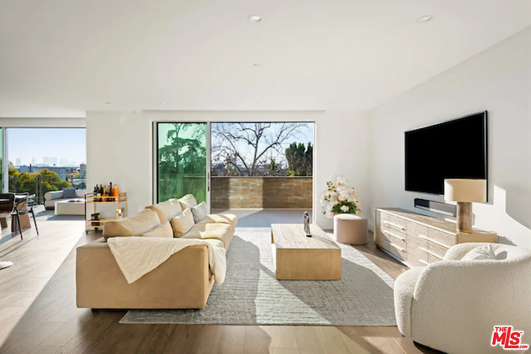 3 bed, 3.0 bath, 2224 sqft, $15,500 — Photo 1