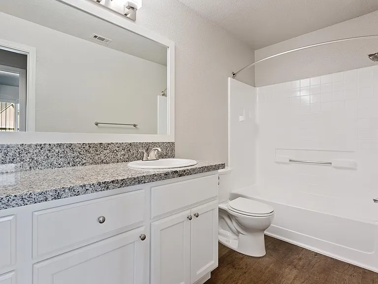 Live Oak Apartments — Photo 20