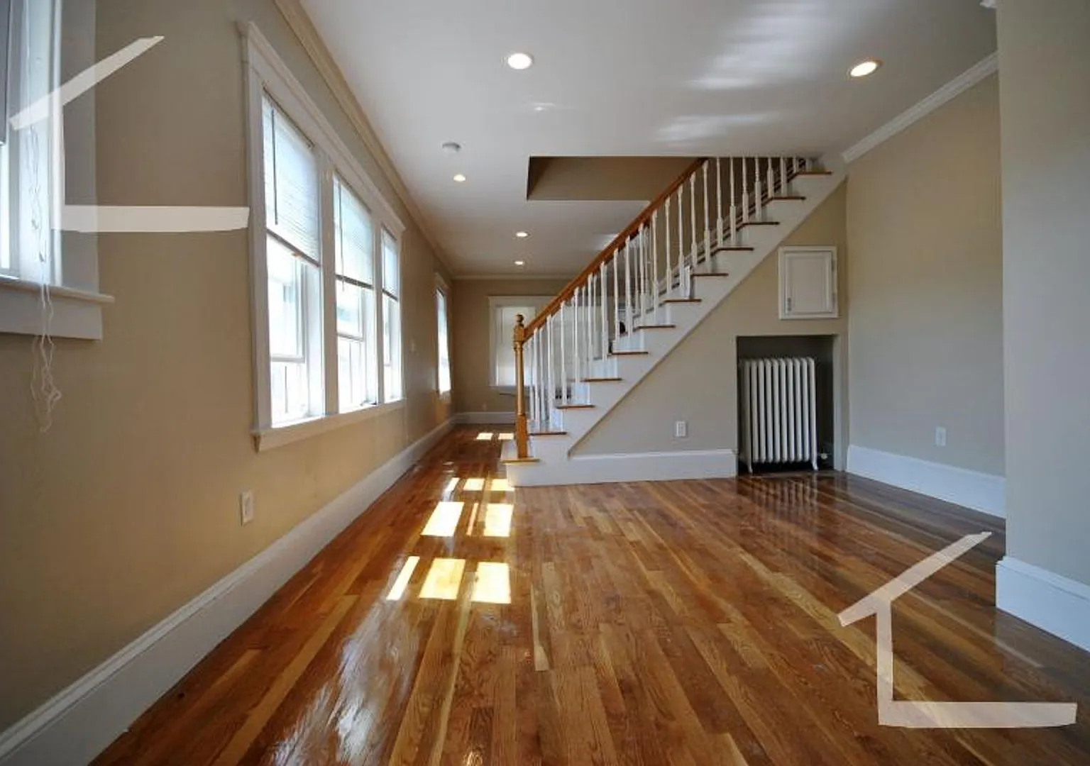 Huge, fully renovated 4 bed 2 bath duplex! — Photo 4