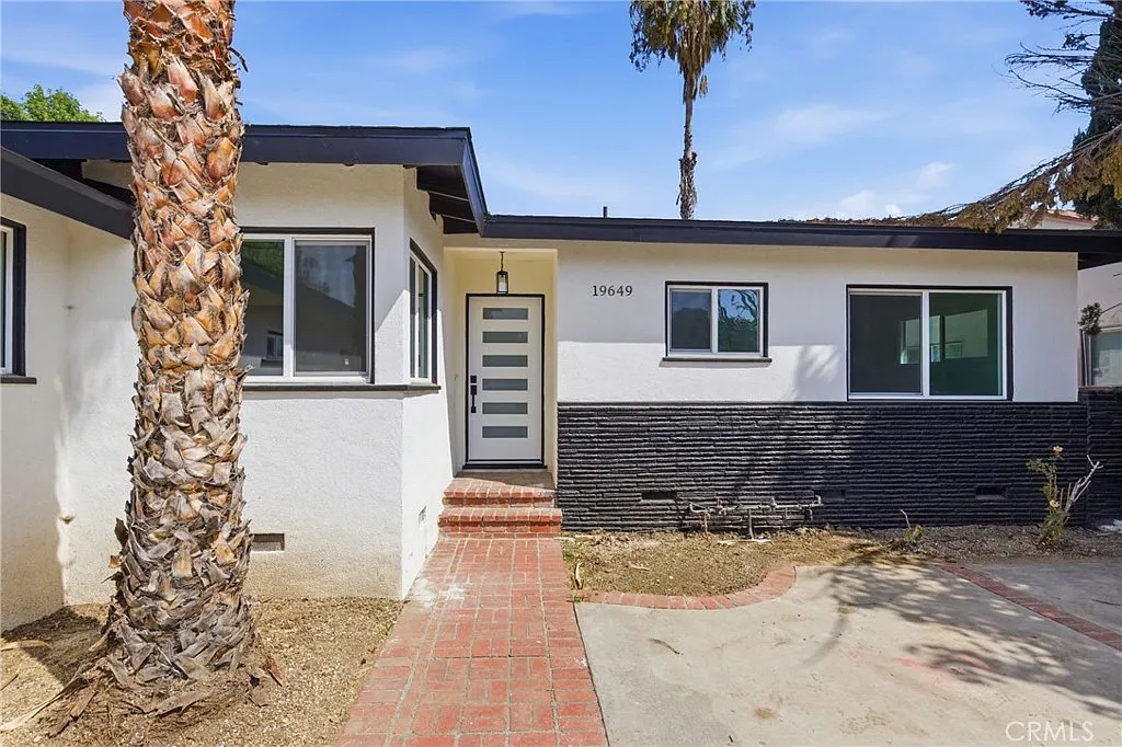 3 bed, 1377 sqft, $4,900 — Photo 2