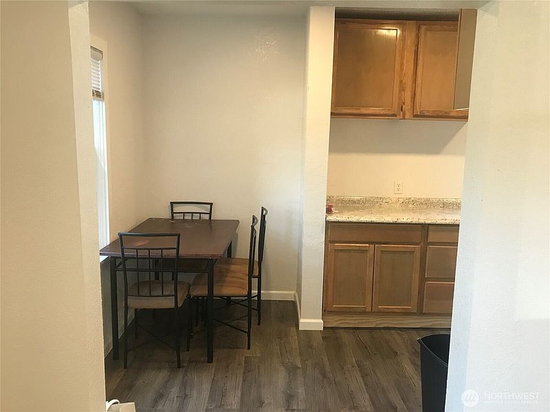 4th image of 2515 Oakes Ave