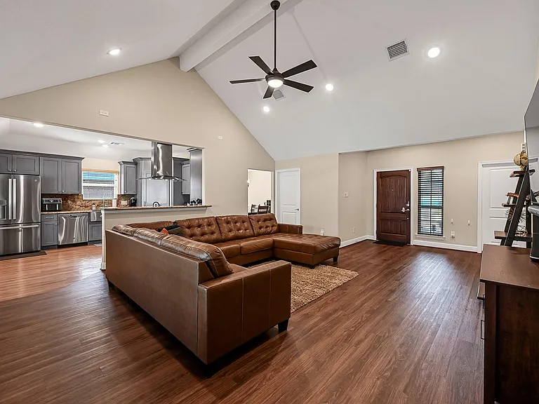 1035 E Hampton Dr — Photo 5