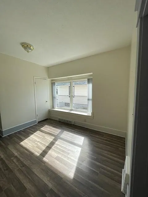 420 Lawrence Ave — Photo 2