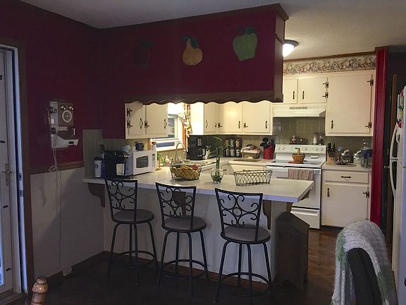 Kitchen with breakfast bar