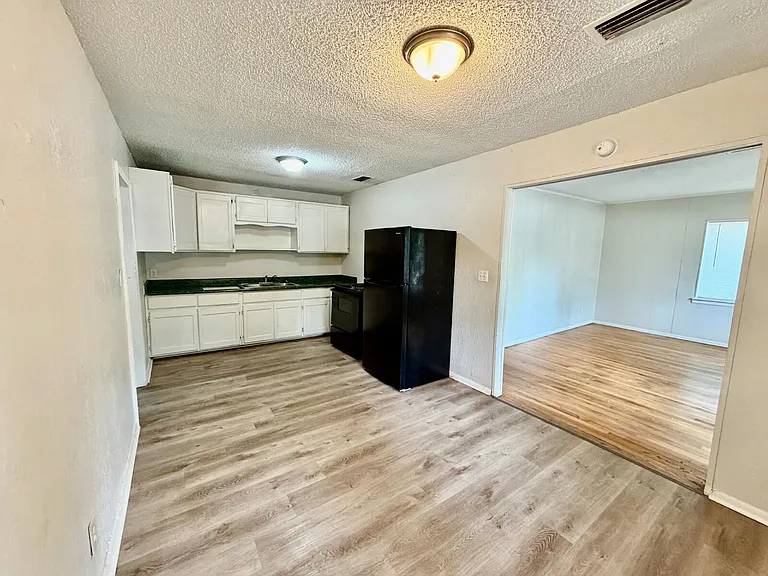 1348 Crestwood St — Photo 3