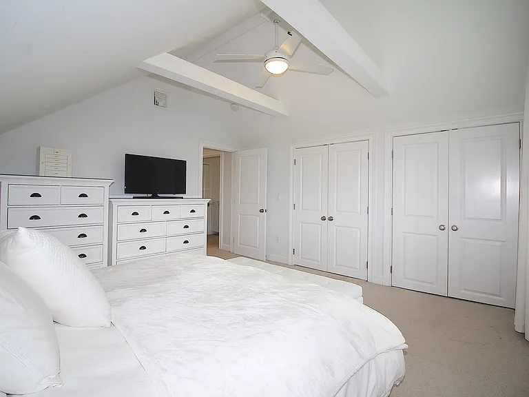 114 Richard St — Photo 12