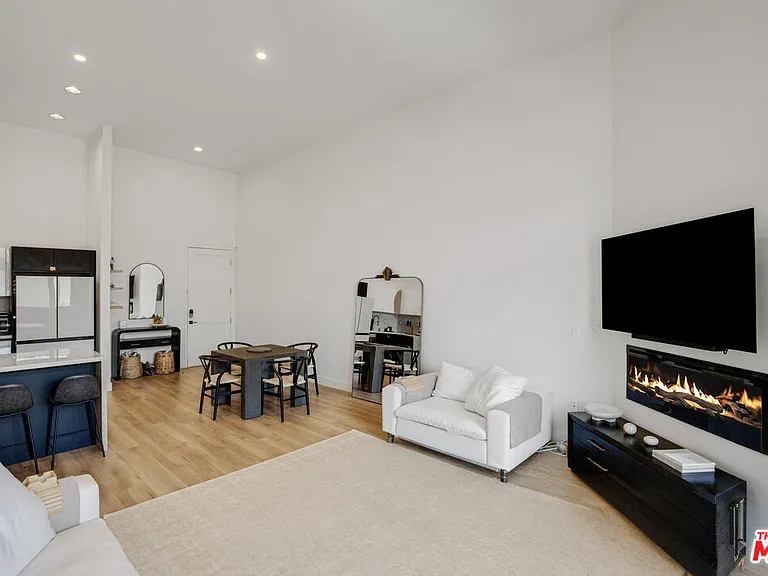 118 S Kenwood St #102 — Photo 9