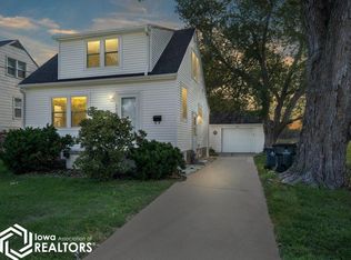 1202 Oakland Rd NE, Cedar Rapids, IA 52402
