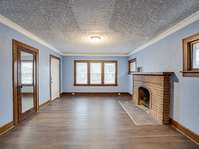 2403 Elm St — Photo 4