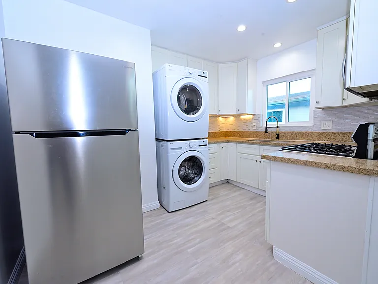 spacious and fully upgraded unit