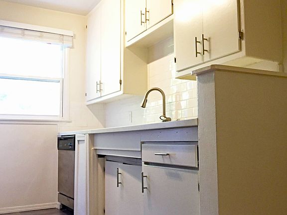 2nd image of 2001 3/4 N Beachwood Dr #7