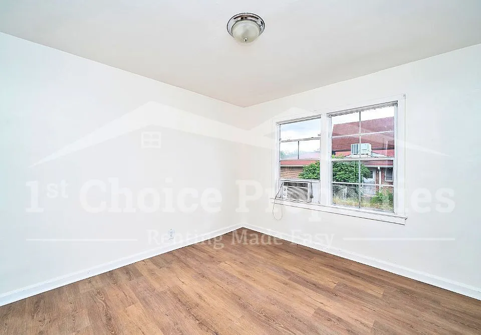 3005 Avenue J — Photo 2