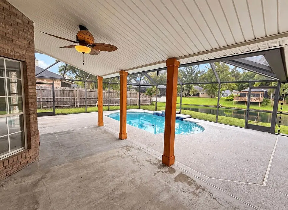 Handicap friendly pool home — Photo 2