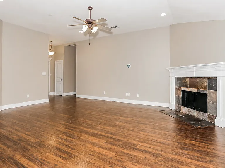 915 Joshua Dr — Photo 3