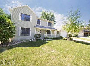 17 Harbor Pointe Cir, Bloomington, IL