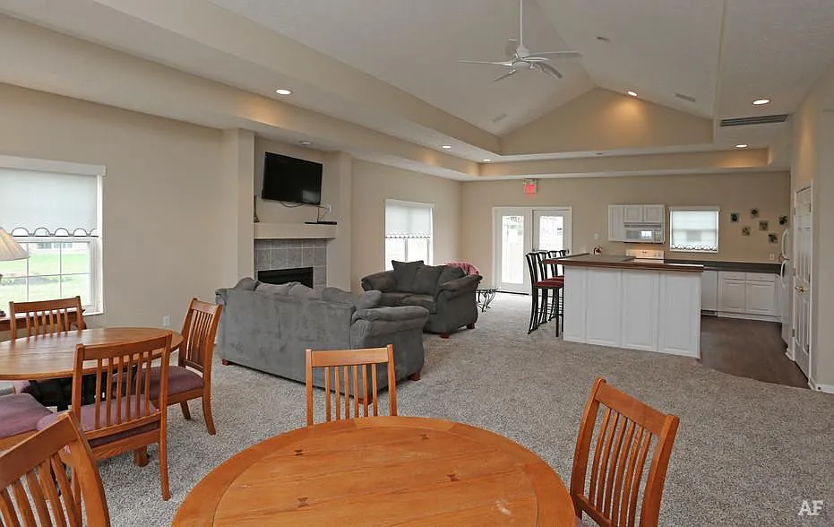 Country Manor — Photo 3