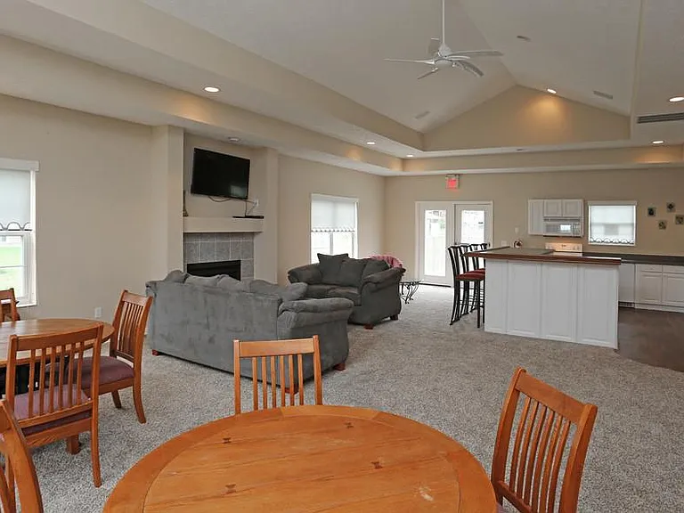 Country Manor — Photo 3