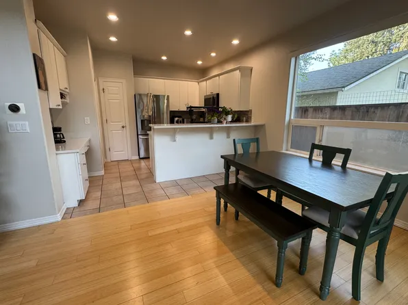 9279 SW Locust St, Tigard, OR 97223