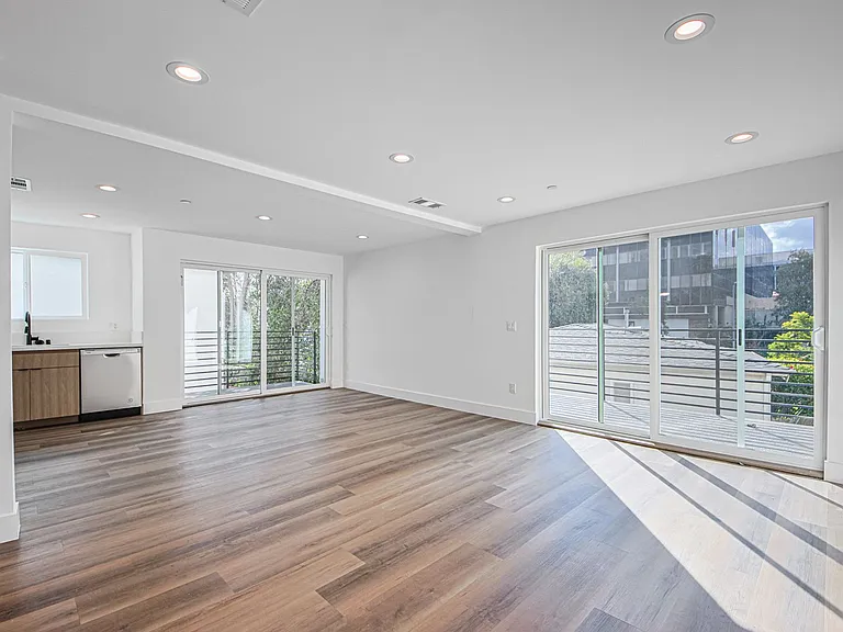 Luxury 3 & 4 Bed Townhomes a Short Walk to Topanga Village! — Photo 43