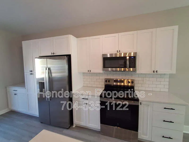 3 bed, 2.5 bath, 1320 sqft, $1,990 — Photo 4