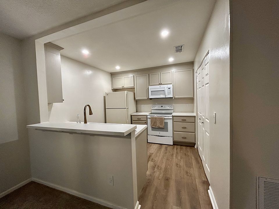 Kitchen and Eat in Bar
