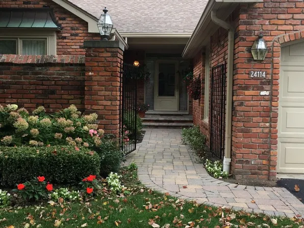 24114 Bingham Pointe Dr, Franklin, MI 48025