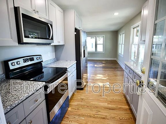 3rd image of 901 Stewart St
