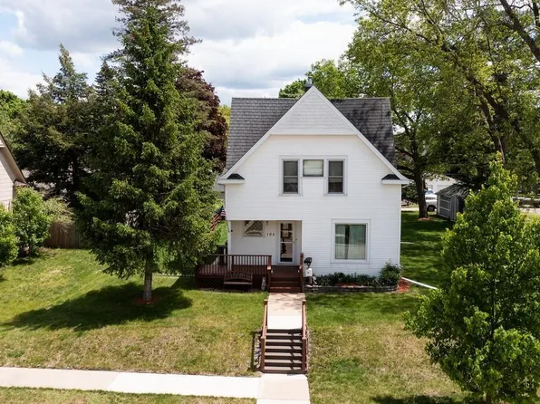 105 Maple Ave, Charles City, IA 50616
