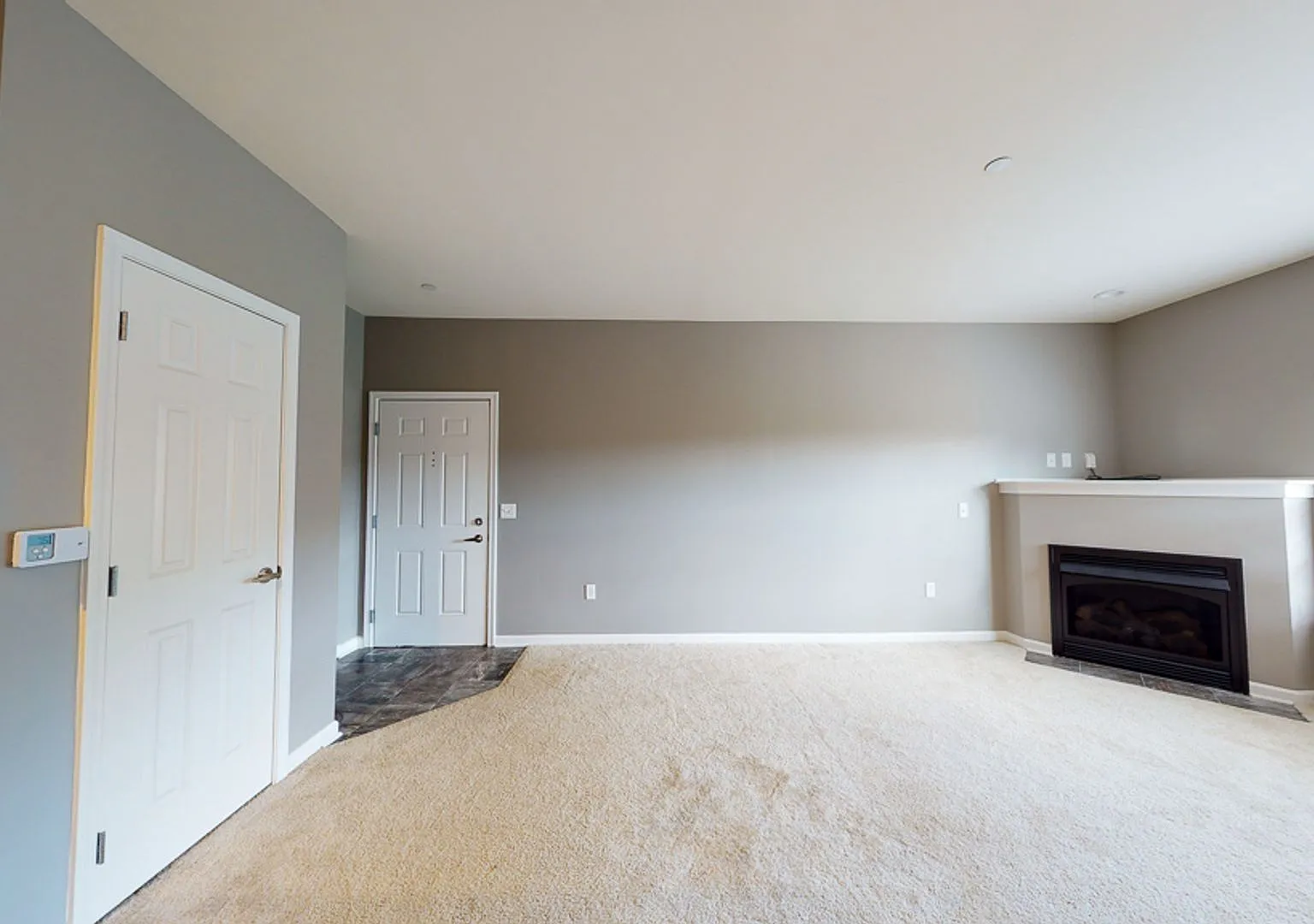 Third Floor Rear View 2 Bedroom in a Gated Community! — Photo 3