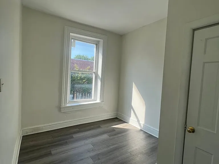 207 - 209 Locust St — Photo 7