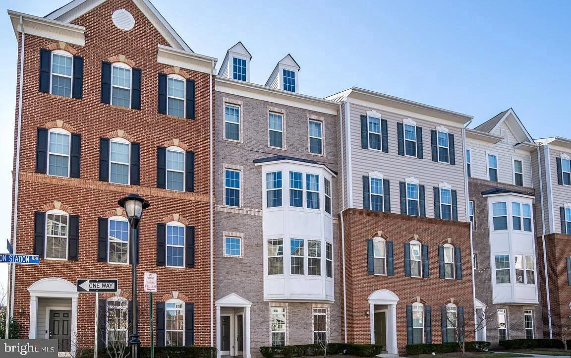 Residences At Dulles Prkwy Ctr — Photo 2