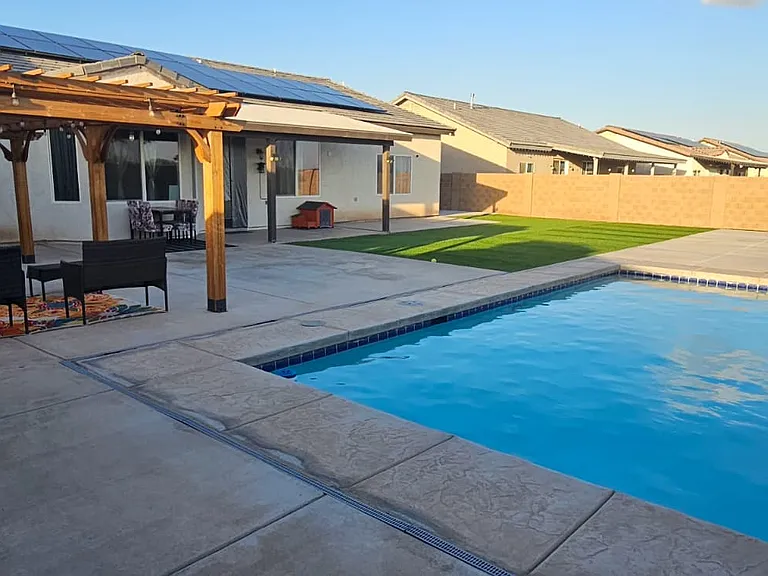 Shared Pool
Pool hrs. - 8:00 am - 6:00 pm