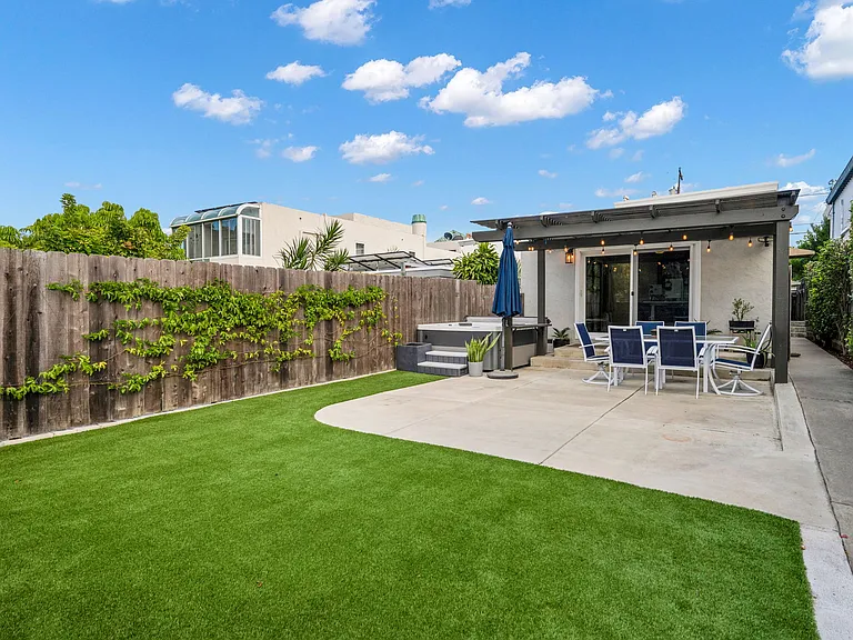 2369 Loring St — Photo 4
