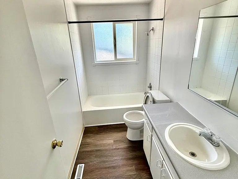 117 w 250 N 4plex — Photo 8