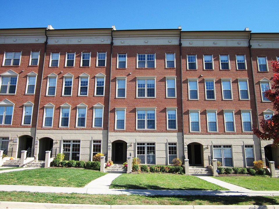 1st image of 7913 Crescent Park Dr #136