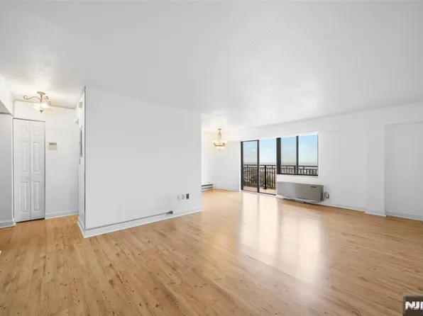 233 12th St APT 5E, Palisades Park, NJ 07650