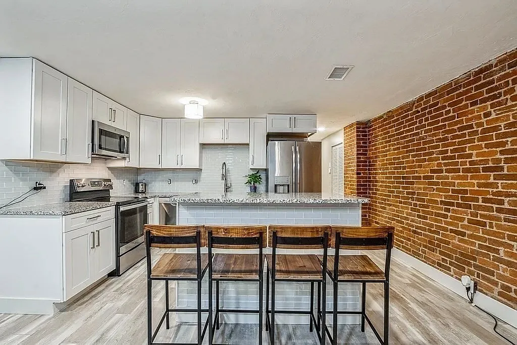 2 bed, 2.0 bath, 1225 sqft, $2,450 — Photo 2