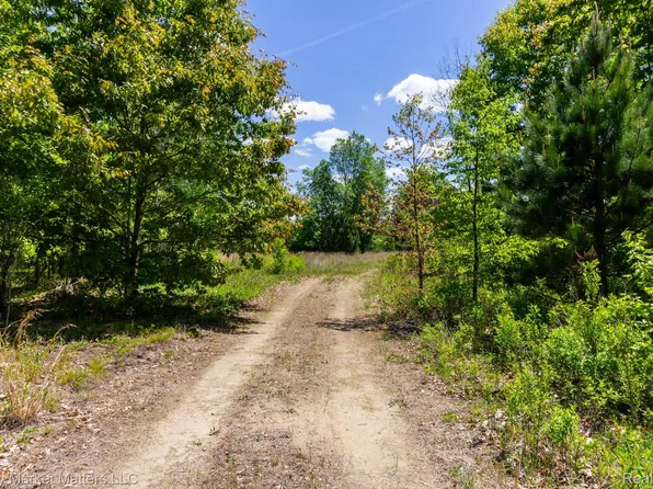 5400 Snow Den Trl, Columbiaville, MI 48421