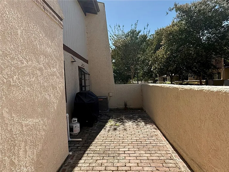 10651 Bell St — Photo 17