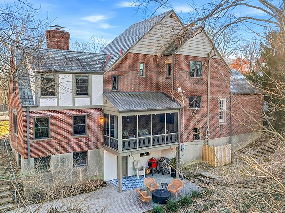 5th image of 1054 Emerson Rd