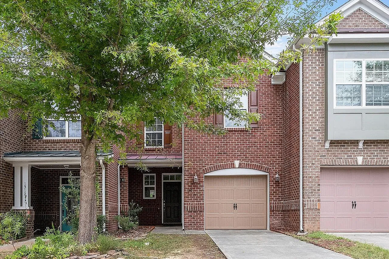 3 bed, 2.5 bath, 1427 sqft, $2,200 — Photo 1