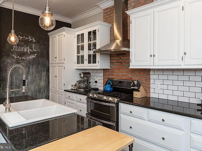 240 E Walnut St — Photo 8