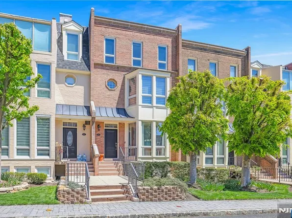 117 Kensington Dr #304, Fort Lee, NJ 07024
